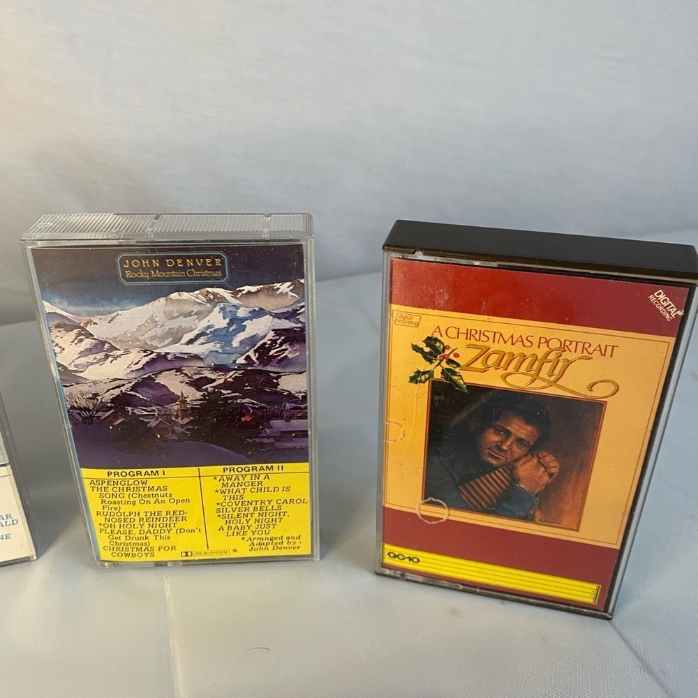 VINTAGE 1984 Bing Crosby Merry Christmas, plus other various cassettes lot - Picture 3 of 7